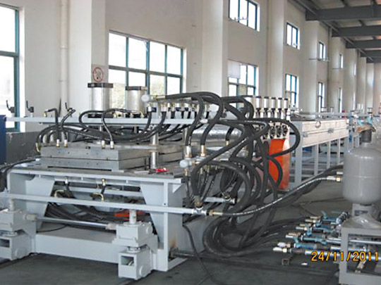 U型PC鎖（suǒ）扣板、PC波浪板生（shēng）產線（xiàn）